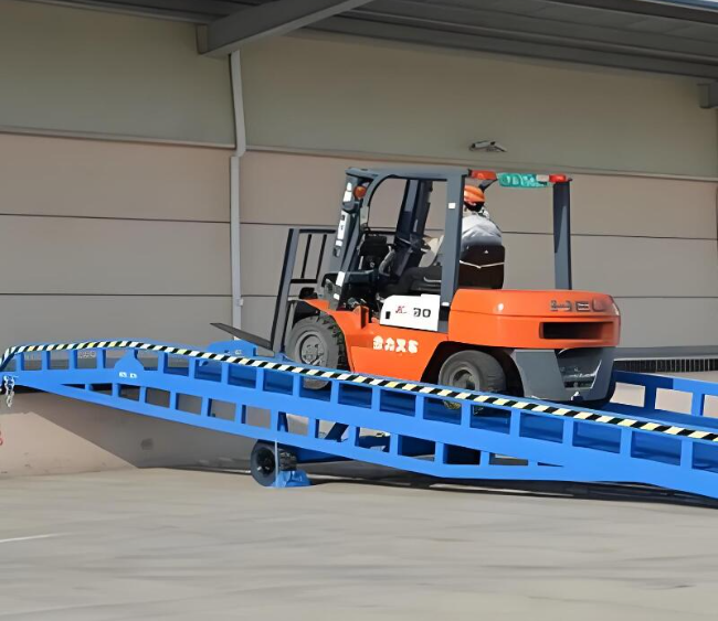 漯河移动式卸货平台（叉车用）